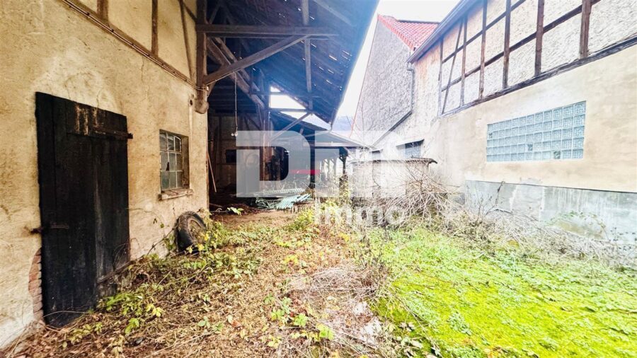 Wohn / Gewerbe Ensemble mit Wohnhaus, Stallgebäude, großer Scheune sowie Nebengebäude - Innenhofbereich 1 / Zufahrt über Frontseite